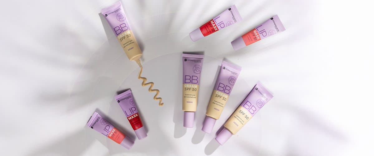 Prodotti cosmetici con BB cream e balsami labbra su sfondo bianco a marchio BELL HYPOAllergenic