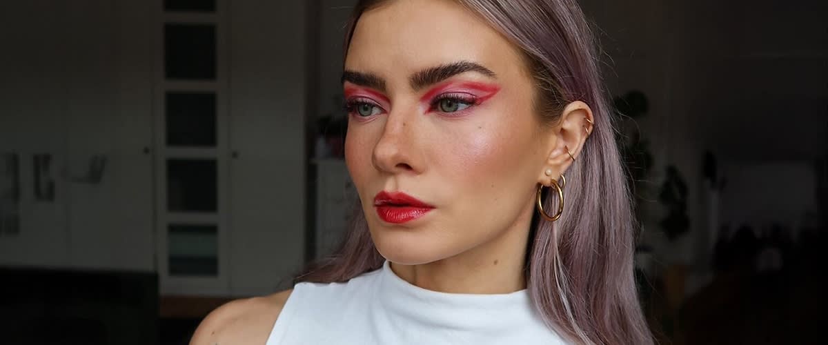 Ragazza con make-up glitchy glam.