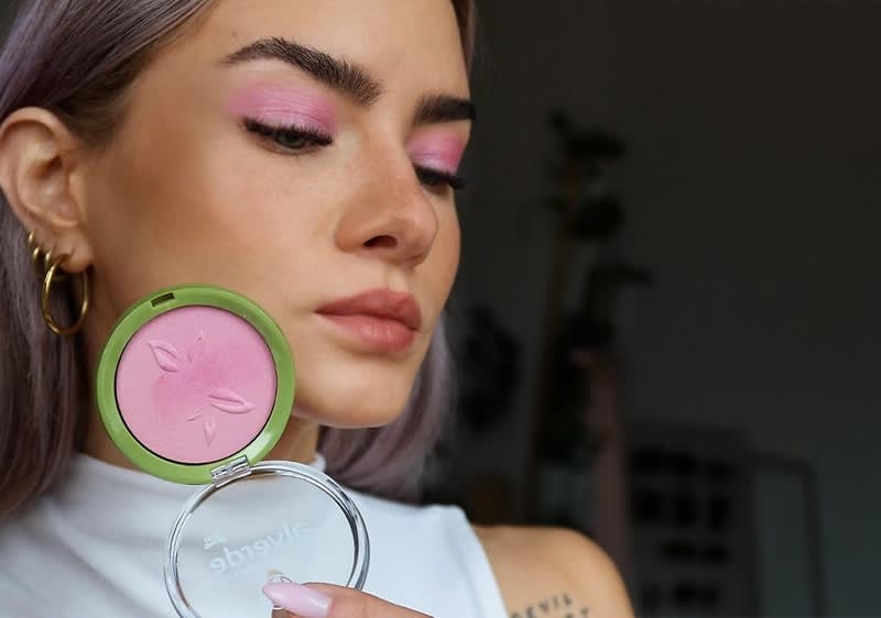 Glichy glam make-up step 1: mettere l'ombretto.