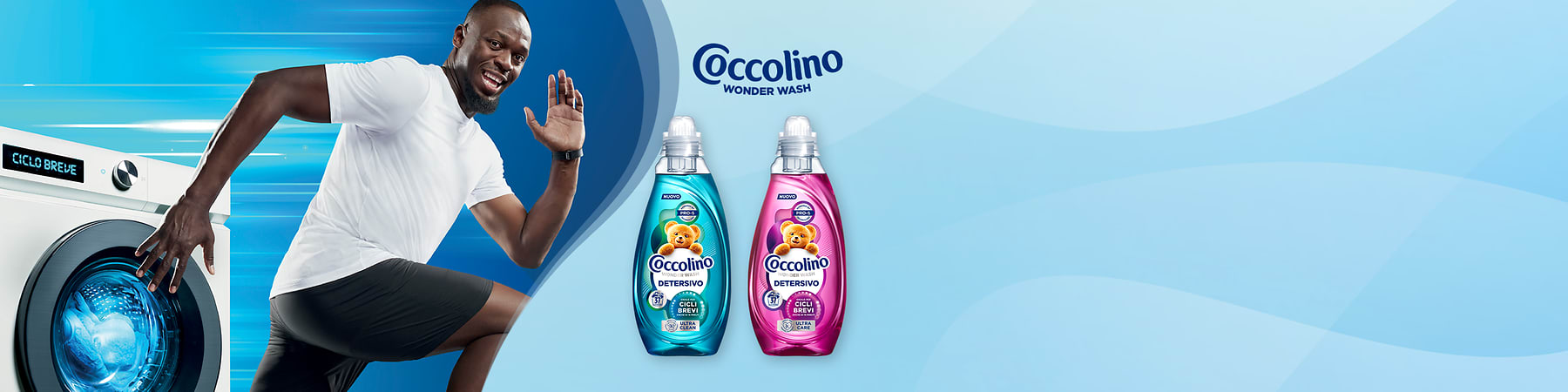 Coccolino Wonder Wash bottiglie rosa e azzurra e uomo che corre su sfondo azzurro.