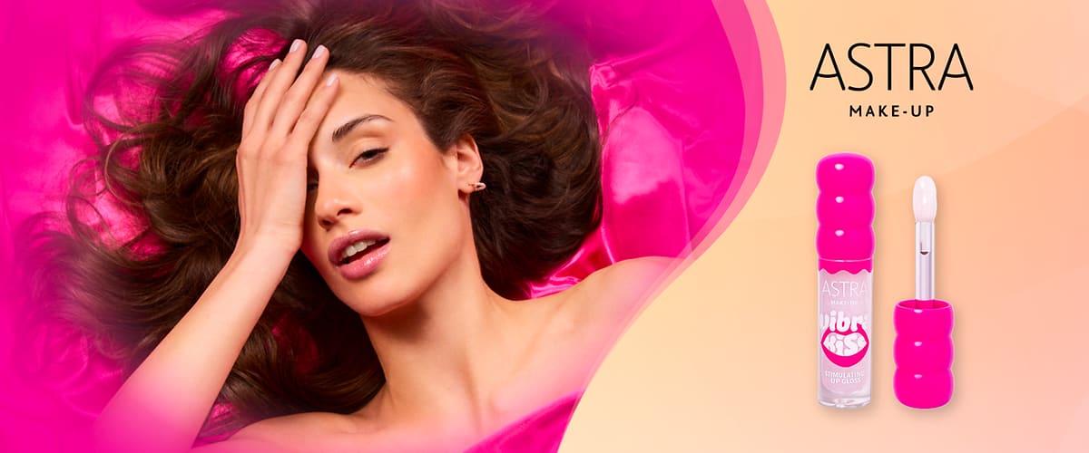 VibraKiss di ASTRA MAKE-UP con applicatore vicino a donna con capelli castani