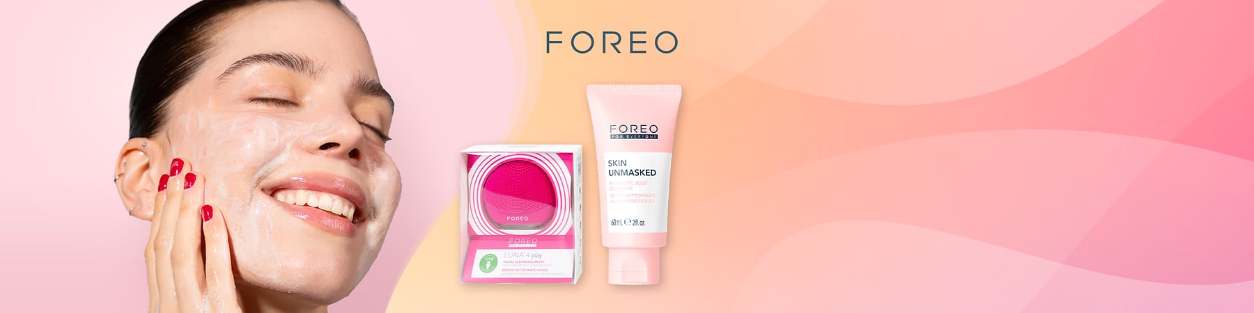 Foreo prodotti skincare con maschera rosa e crema su sfondo rosa