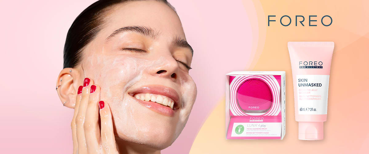 Foreo prodotti skincare con maschera rosa e crema su sfondo rosa