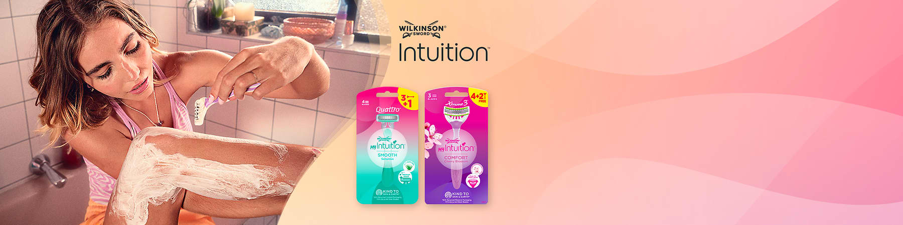 Rasoio Intuition Wilkinson donna che si rade la gamba con confezioni del prodotto sullo sfondo