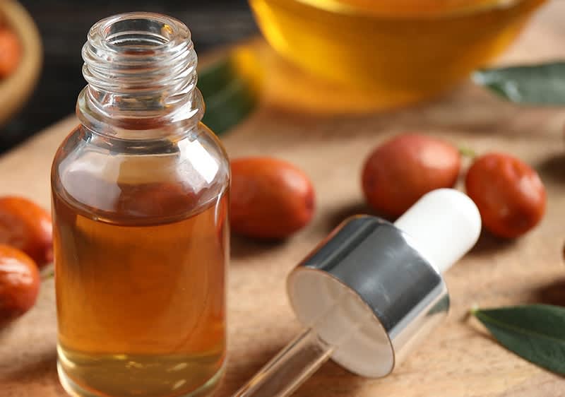 Gocce di olio di jojoba su una mano