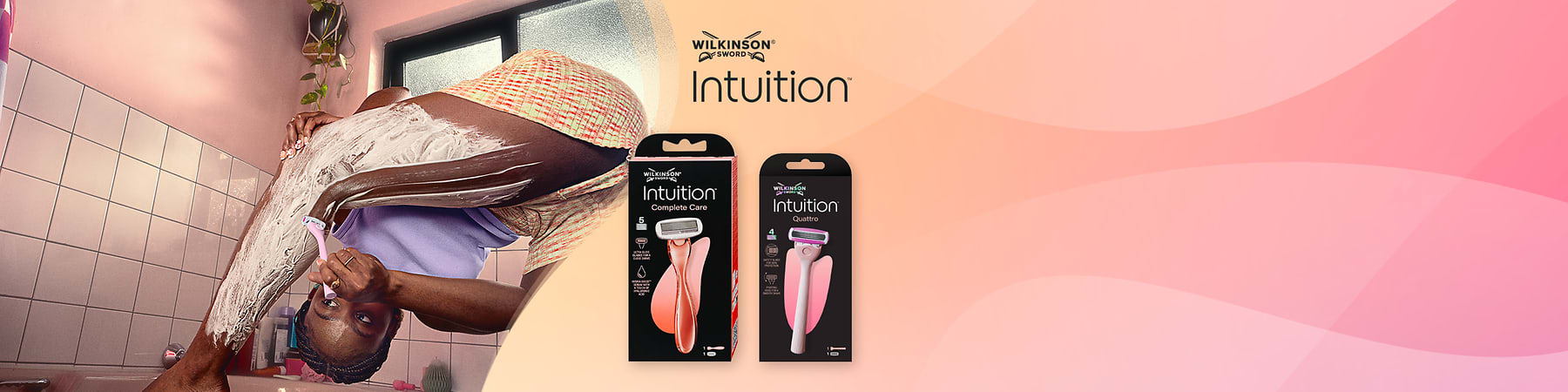 Rasoio Intuition rosa con donna che si rade gambe e confezioni del prodotto