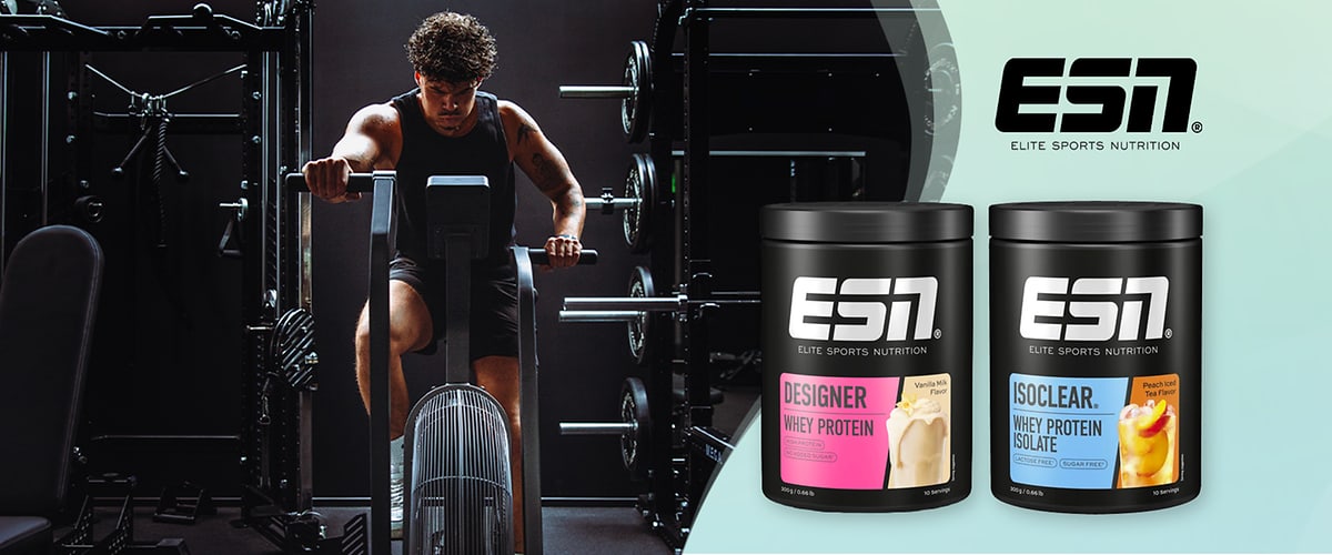 Integratori ESN designer e isoclear whey protein in confezioni davanti a persona che si allena con cyclette