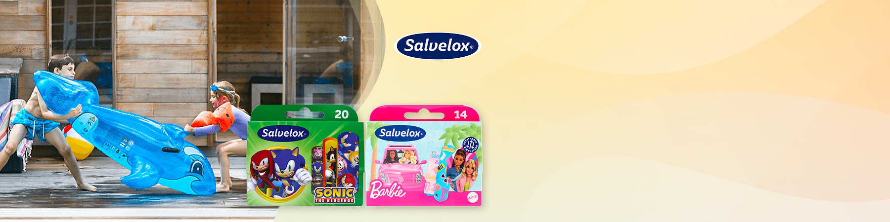 Cerotti Salvelox con confezioni Sonic e Barbie accanto a bambini che giocano in piscina