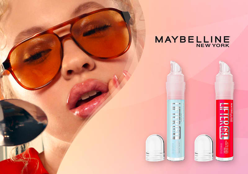 Maybelline donna con occhiali arancioni e due prodotti per labbra su sfondo rosa