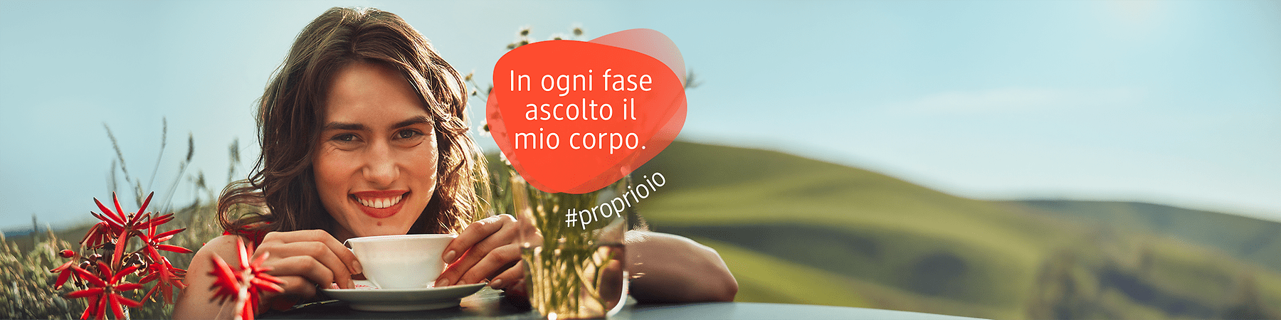 Donna che tiene in mano una tazza. Accanto il testo "In ogni fase ascolto il mio corpo"