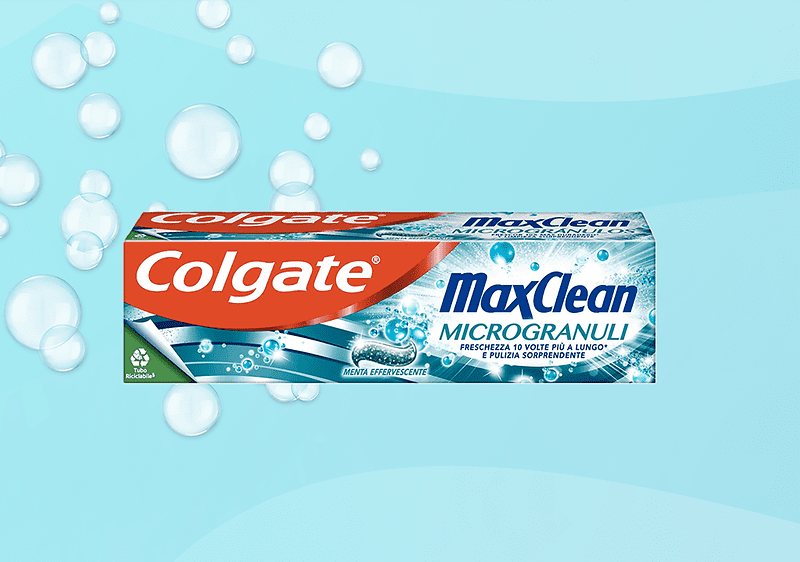 Confezione Colgate MaxClean dentifricio microgranuli su sfondo azzurro con bolle