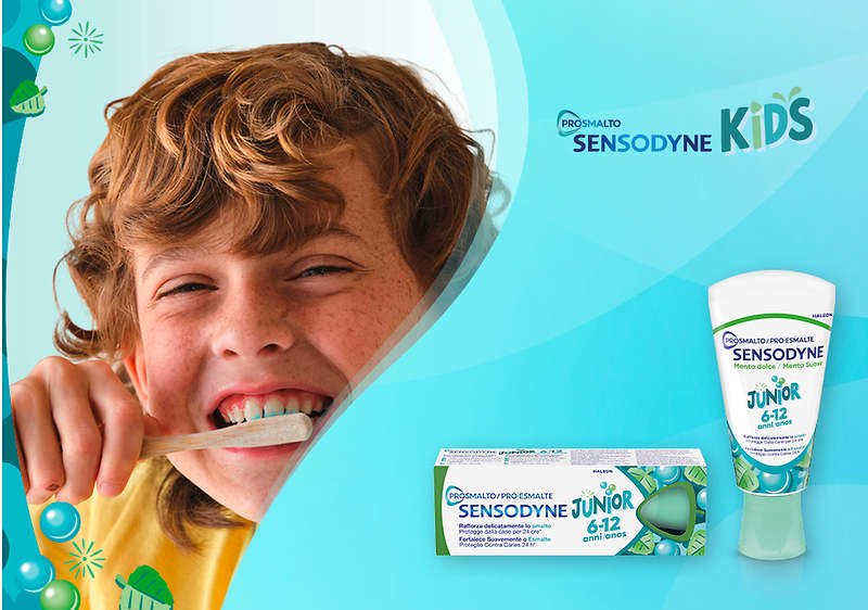 Bambino che si lava i denti con dentifricio Sensodyne Kids per età 6-12 anni
