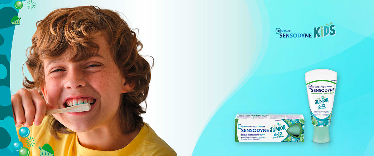 Sensodyne Kids bambino che si lava i denti con dentifricio Sensodyne Junior 6-12