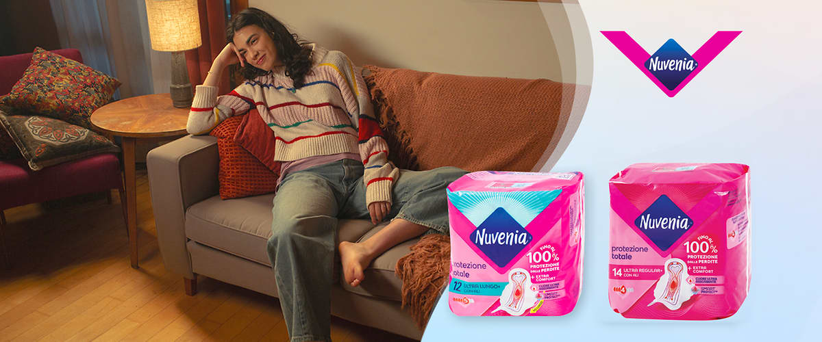 Confezioni Nuvenia rosa con donna seduta sul divano
