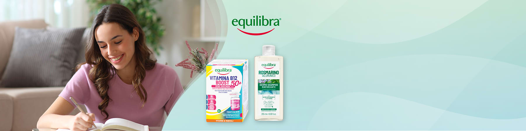 Donna che scrive con due prodotti Equilibra integratori vitamina B12 e shampoo al rosmarino