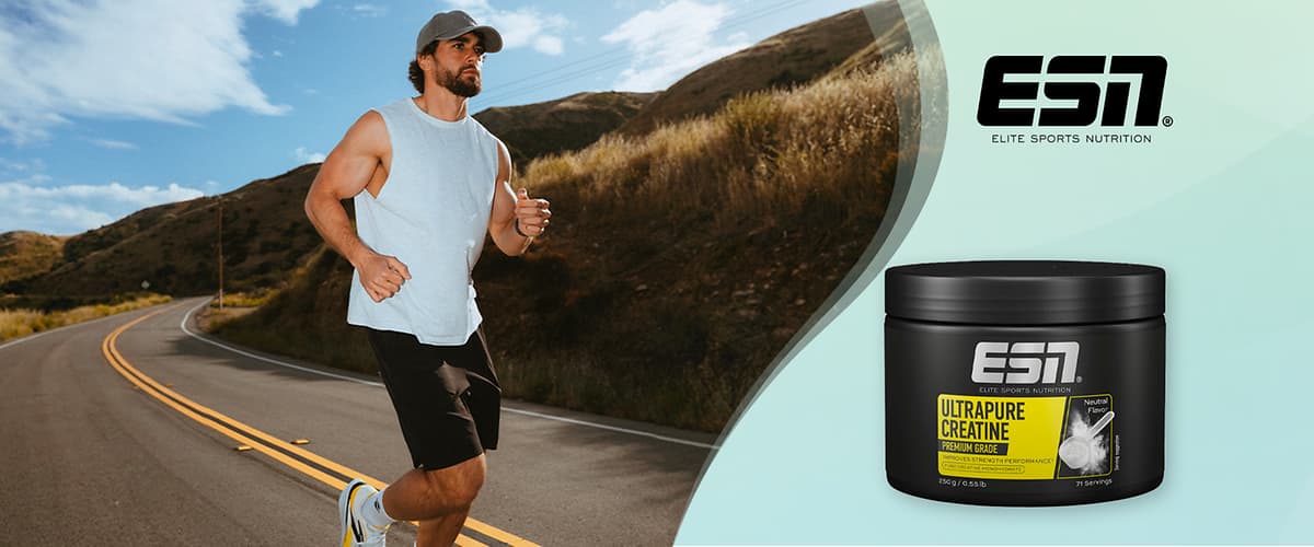 Uomo che corre su strada e barattolo di creatina ESN UltraPure creatine su sfondo chiaro