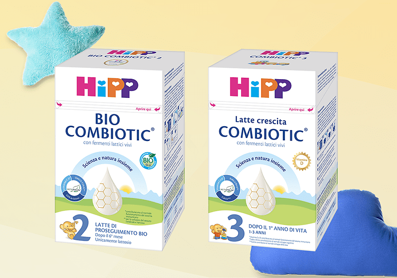 Latte in polvere HiPP BiO Combiotic confezioni su sfondo con cuscini.