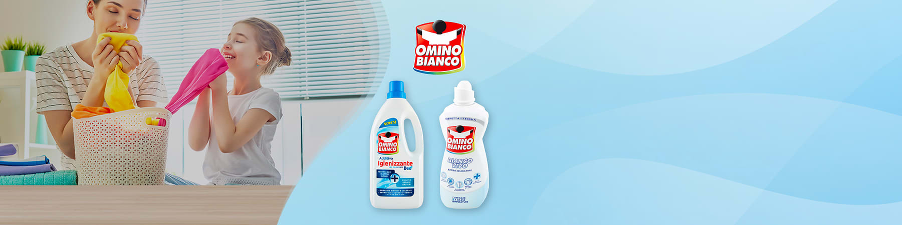 Ammorbidente Omino Bianco con donna che annusa vestiti e due flaconi del prodotto