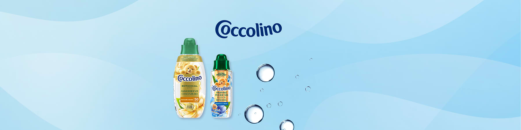 Coccolino due flaconi di ammorbidente botanico su sfondo azzurro con bolle