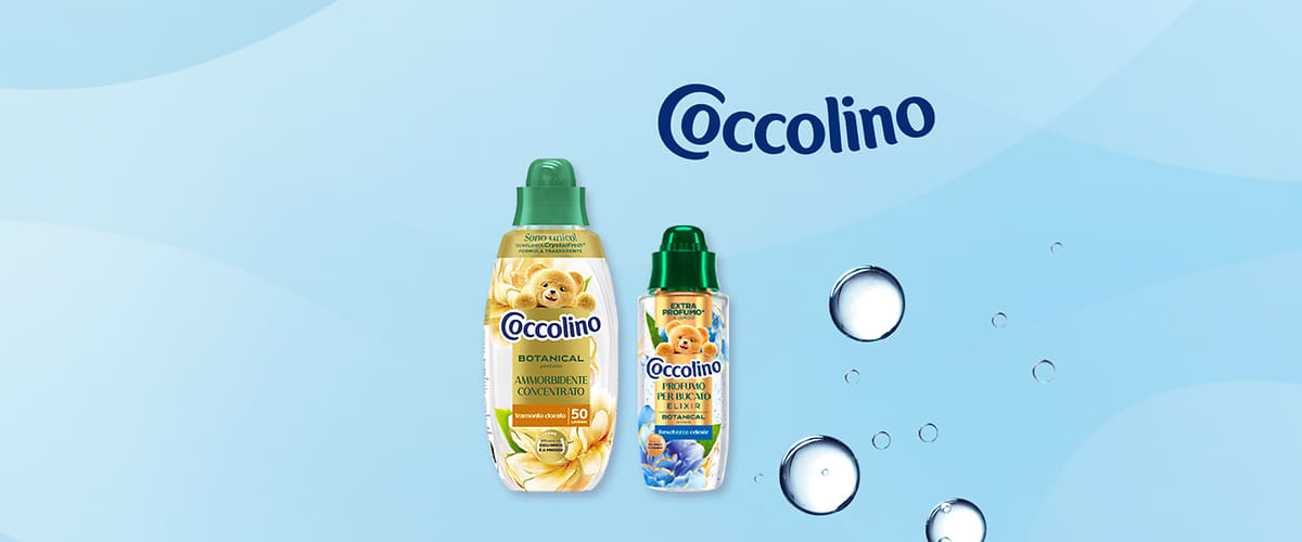 Coccolino due flaconi di ammorbidente botanico su sfondo azzurro con bolle