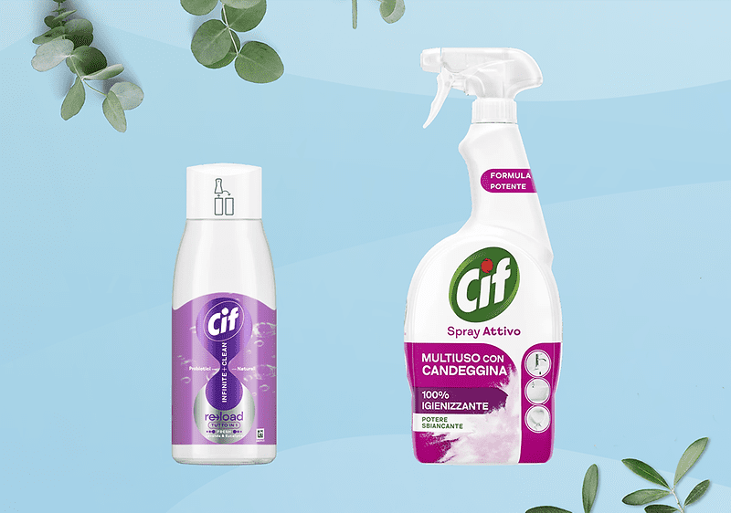 Detergente Cif spray e flacone su sfondo azzurro con foglie