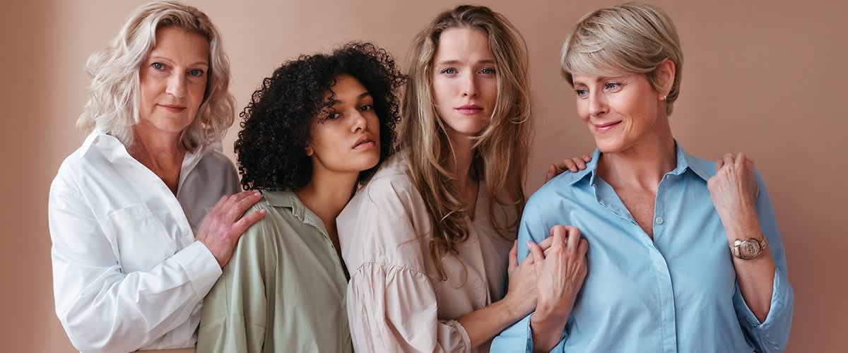 Donne di diverse età e etnie in posa ravvicinata con espressioni serene