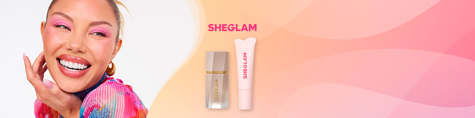 Donna sorridente in primo piano con trucco rosa e due confezioni di prodotto SHEGLAM: flacone di bronzer e lucidalabbra.