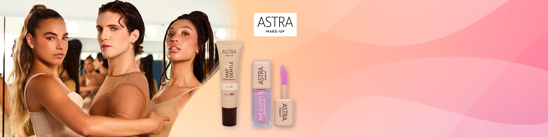 Due persone in primo piano in abiti color carne, a destra due prodotti Astra Make‑Up: fondotinta “Mat & Gentle Foundation e blush liquido “Mat & Gentle Mousse Blush.