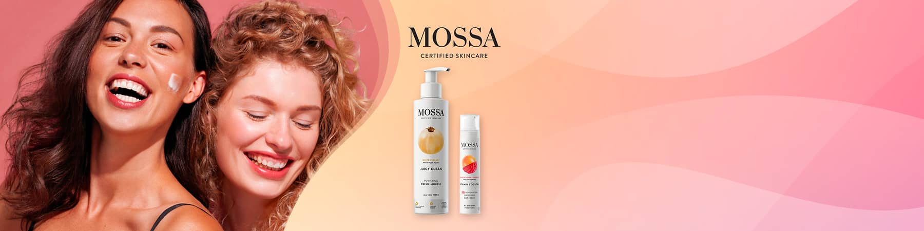 Due donne sorridenti vicine a sinistra, a destra due confezioni di prodotti Mossa: mousse detergente e crema giorno protettiva.