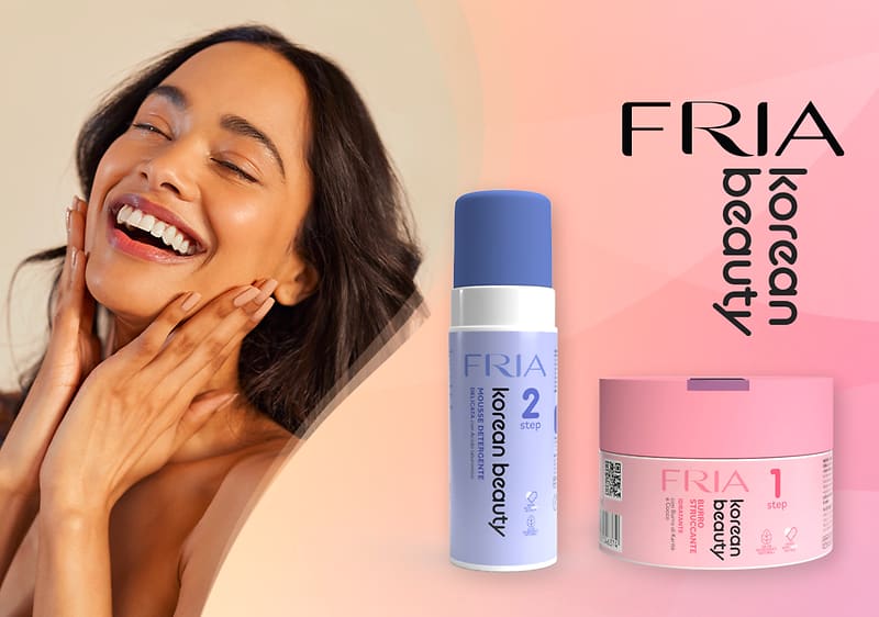 Donna sorridente; a destra burro struccante e mousse detergente di FRIA korean beauty.