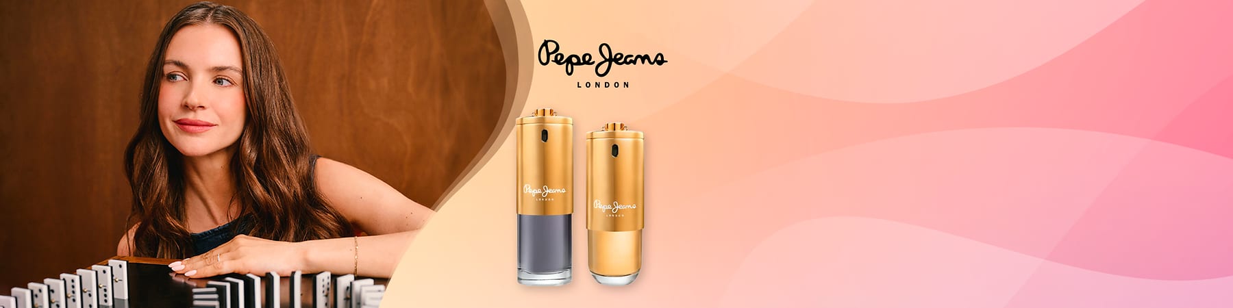 Donna sorridente con a destra fragranze Pepe Jeans Intense per lui e per lei.