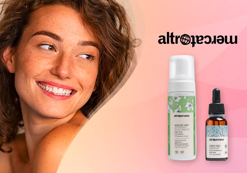 Donna sorridente sinistra e a destra due prodotti skincare di altromercato: mousse detergente e siero viso idratante.