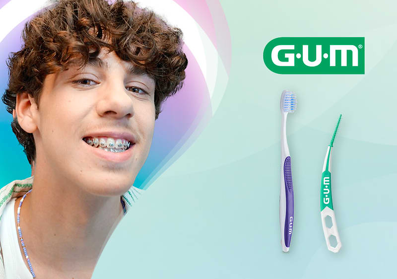 Ragazzo sorridente con apparecchio, accanto due prodotti GUM: spazzolino e scovolino.