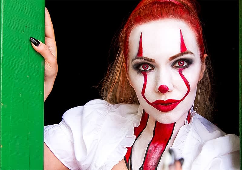 Donna con capelli rossi truccata da clown.