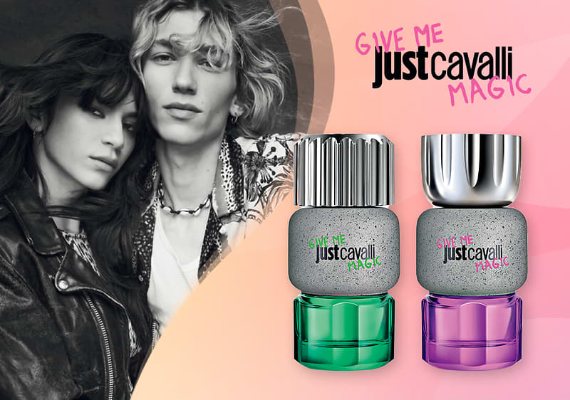 Due persone in bianco e nero abbracciate a sinistra, a destra due flaconi di profumo Give Me Just Cavalli Magic da uomo e da donna.