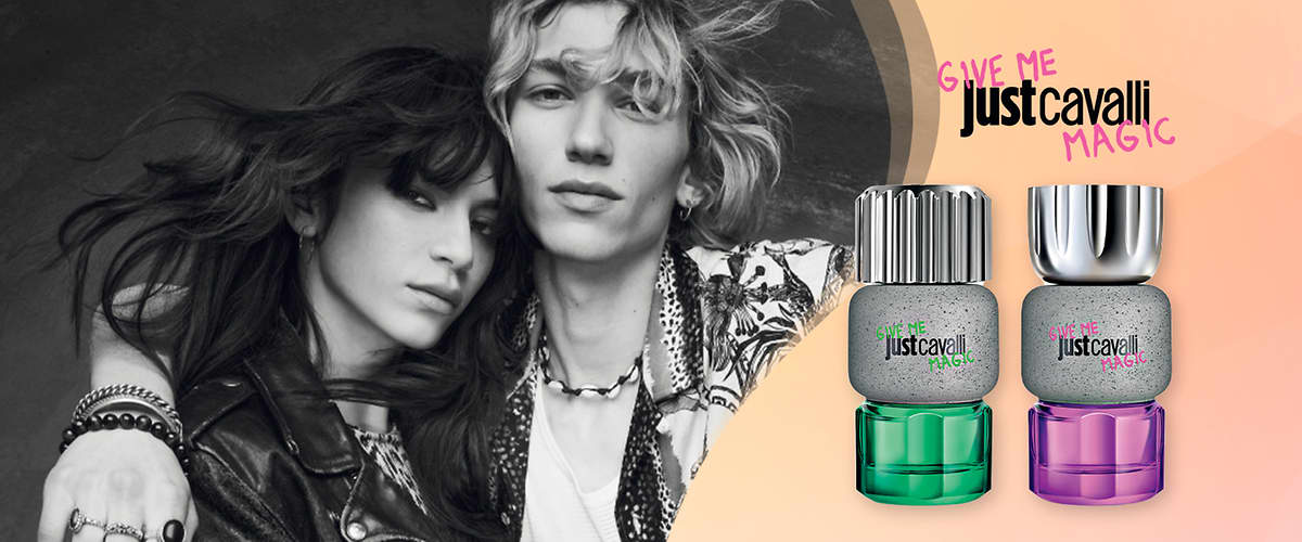 Due persone in bianco e nero abbracciate a sinistra, a destra due flaconi di profumo Give Me Just Cavalli Magic da uomo e da donna.