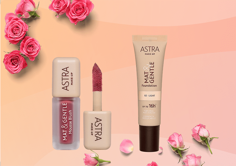 Tre prodotti cosmetici Astra su sfondo rosa sfumato: a sinistra un blush liquido in bottiglietta con tappo beige con scritta ASTRA MAKE-UP e etichetta MAT & GENTLE LIQUID BLUSH, al centro il tappo con applicatore rosato, a destra un tube beige di fondotinta ASTRA MAKE-UP MAT & GENTLE Foundation 02 - LIGHT up to 16h, decorato da petali e rose rosa