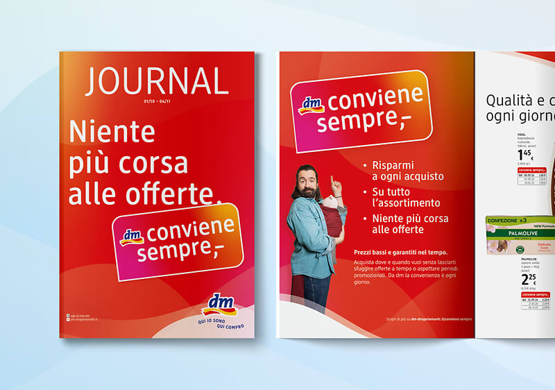 Copertina e pagina interna di un volantino arancione-rosso del marchio dm: titolo grande “JOURNAL” e testo “Niente più corsa alle offerte”, logo dm con slogan “conviene sempre,”; a destra pagina interna con uomo barbuto che indica elenco vantaggi e prezzi prodotti visibili