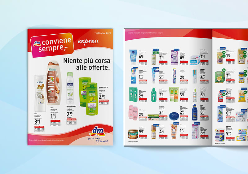 Volantino piegato di drogheria con copertina a sinistra e pagine interne a destra; copertina bianca e rossa con il logo dm, titolo “conviene sempre, express” e testo “Niente più corsa alle offerte”, immagini di prodotti per la cura personale (shampoo, deodoranti, creme) con prezzi e bollini promozionali