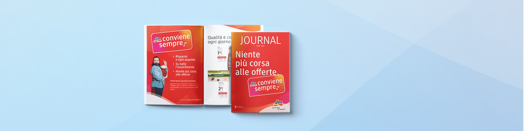 Copertina rossa di una brochure dm intitolata JOURNAL con testo grande Niente più corsa alle offerte e logo dm conviene sempre,; affiancata apertura che mostra a sinistra un uomo con giacca azzurra che indica il logo e testo promozionale, al centro pagine con immagini e prezzi di prodotti toiletries