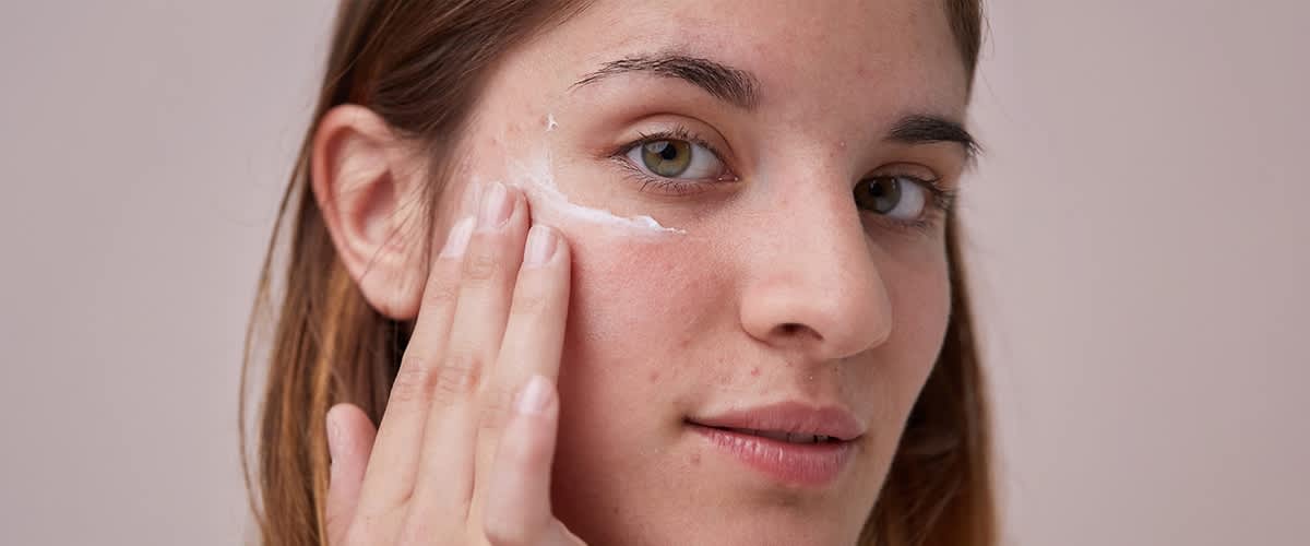 Ragazza con crema all'acido glicolico.