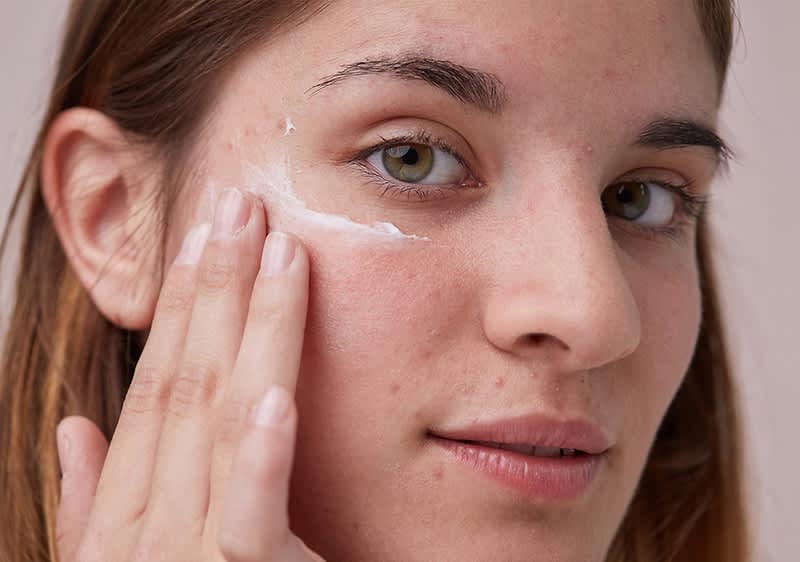 Ragazza con crema all'acido glicolico.