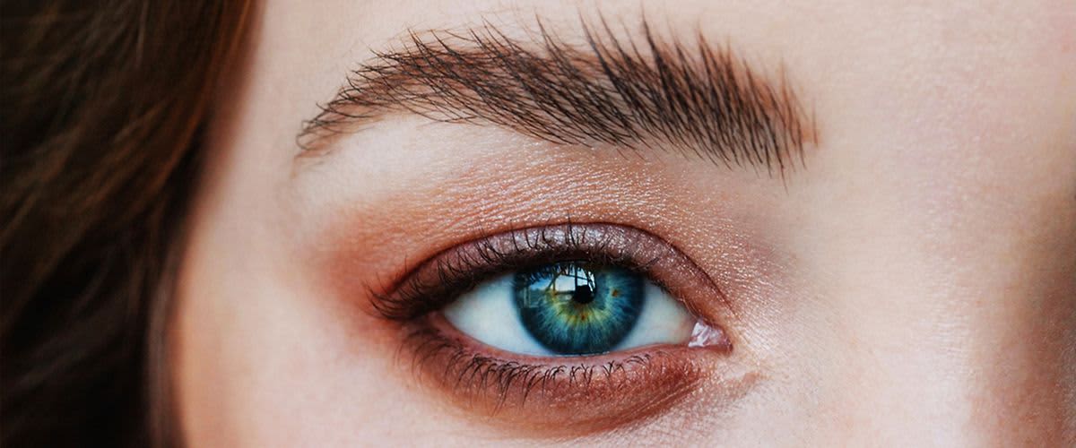 Kobieta z wystylizowanymi brwiami