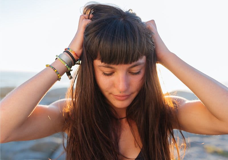 Pani z kucykiem i okularami przeciwsłonecznymi