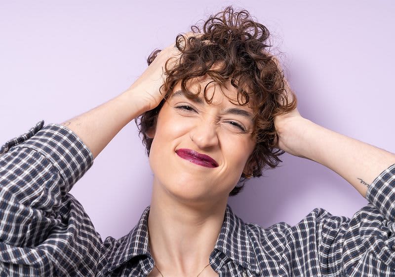 Skóra głowy swędzi