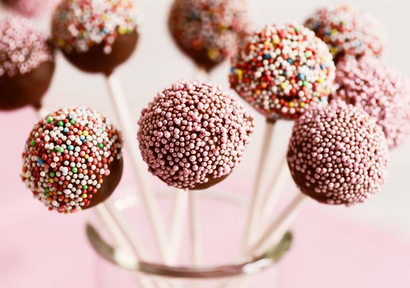 Czekoladowe lizaki Cake Pops z kolorowymi cukrowymi perełkami