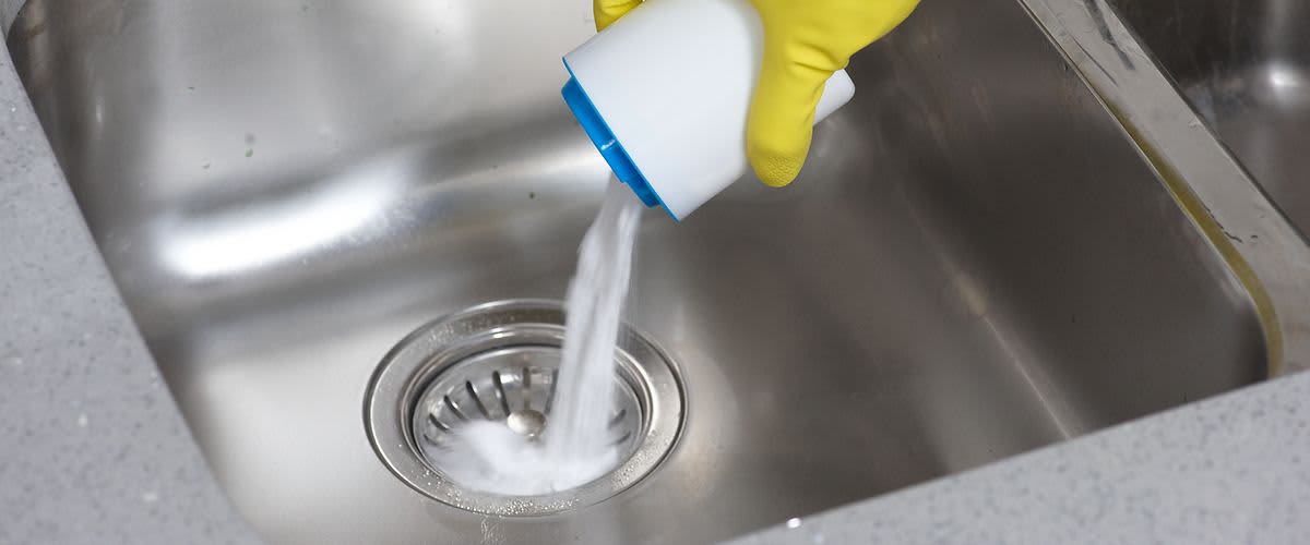 Czyszczenie odpływu: wsypywanie sody oczyszczonej do odpływu