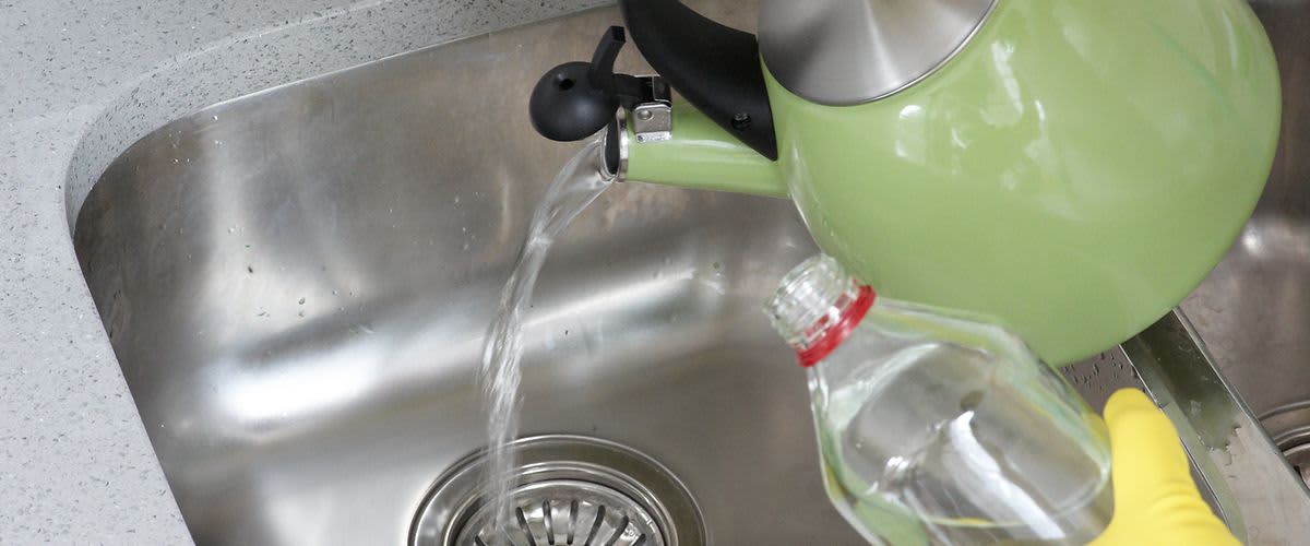 Czyszczenie odpływu: wlewanie octu i wody do odpływu