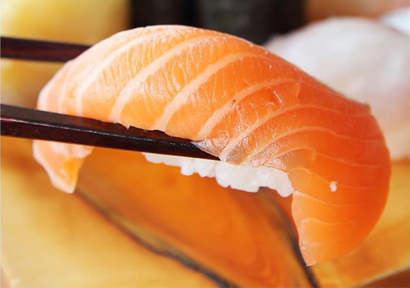 Na pierwszej stronie świeże sushi z pałeczkami