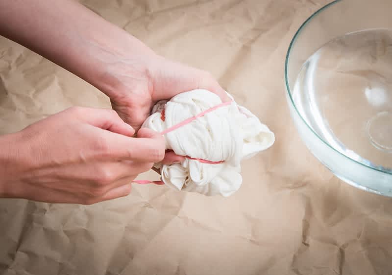 Zwijanie t-shirta, aby wykonać batik